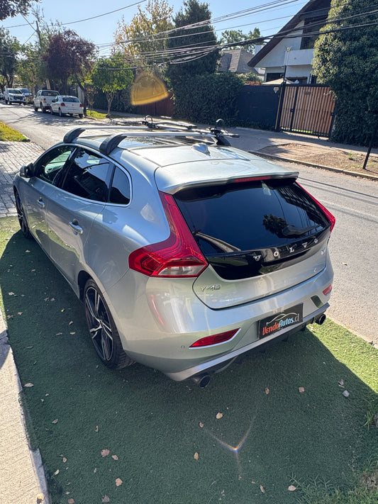 Volvo v40 R-Dsing 2018. Potente y seguro.