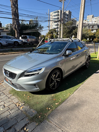 compare product Volvo v40 R-Dsing 2018. Potente y seguro.