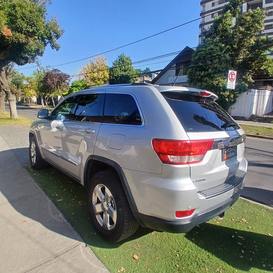 Jeep Grand Cherokee 2012 Laredo 3.6 AT – Potencia, seguridad y confort en un solo SUV