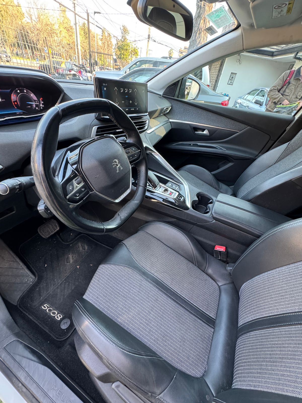 Peugeot 5008 Allure 1.5 Diésel – Elegancia y eficiencia en 3 filas 2021