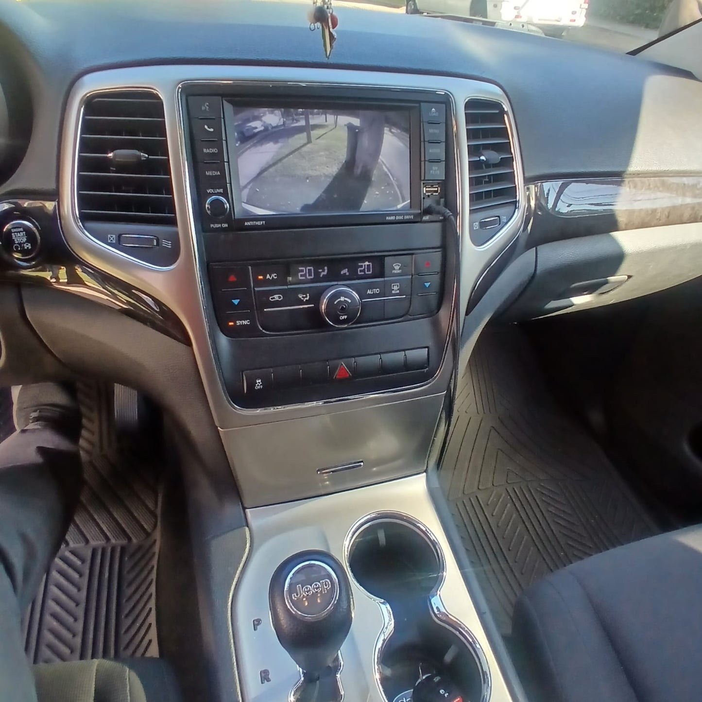 Jeep Grand Cherokee 2012 Laredo 3.6 AT – Potencia, seguridad y confort en un solo SUV
