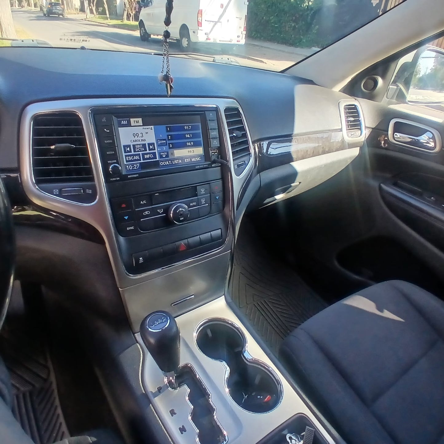 Jeep Grand Cherokee 2012 Laredo 3.6 AT – Potencia, seguridad y confort en un solo SUV